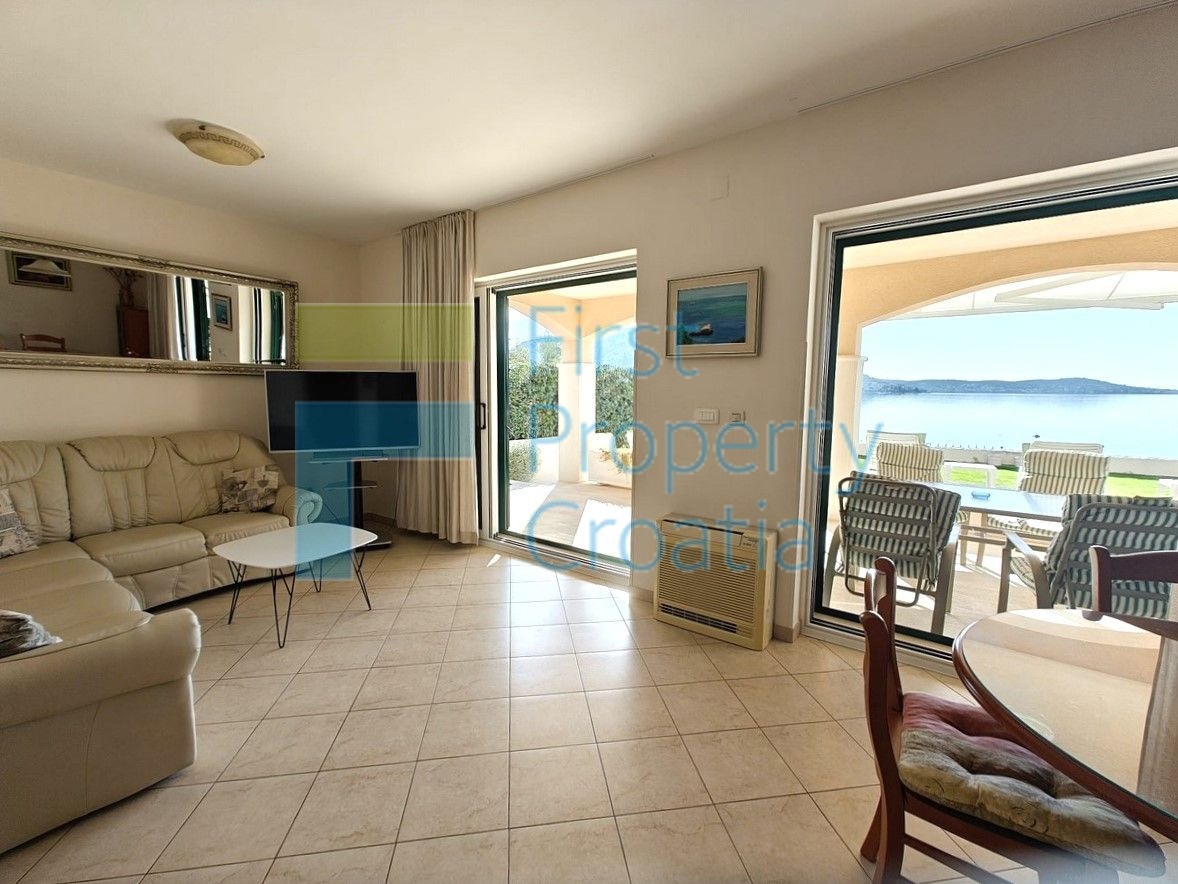 RG1724 - Casa proprio sopra una spiaggia, Rogoznica, in vendita