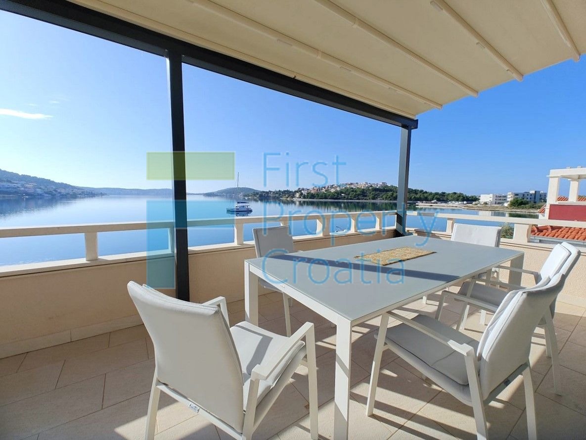 RG1724 - Casa proprio sopra una spiaggia, Rogoznica, in vendita