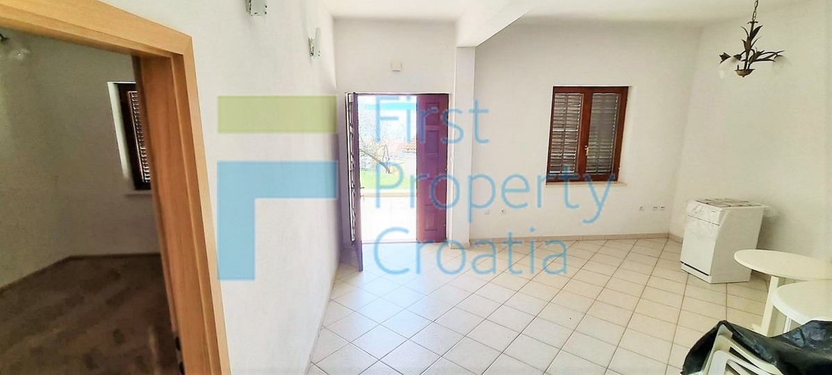 TG1632 - Kuća s dva stana, u blizini plaže, Čiovo, na prodaju