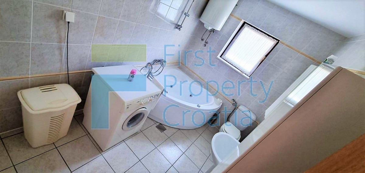 TG1632 - Kuća s dva stana, u blizini plaže, Čiovo, na prodaju