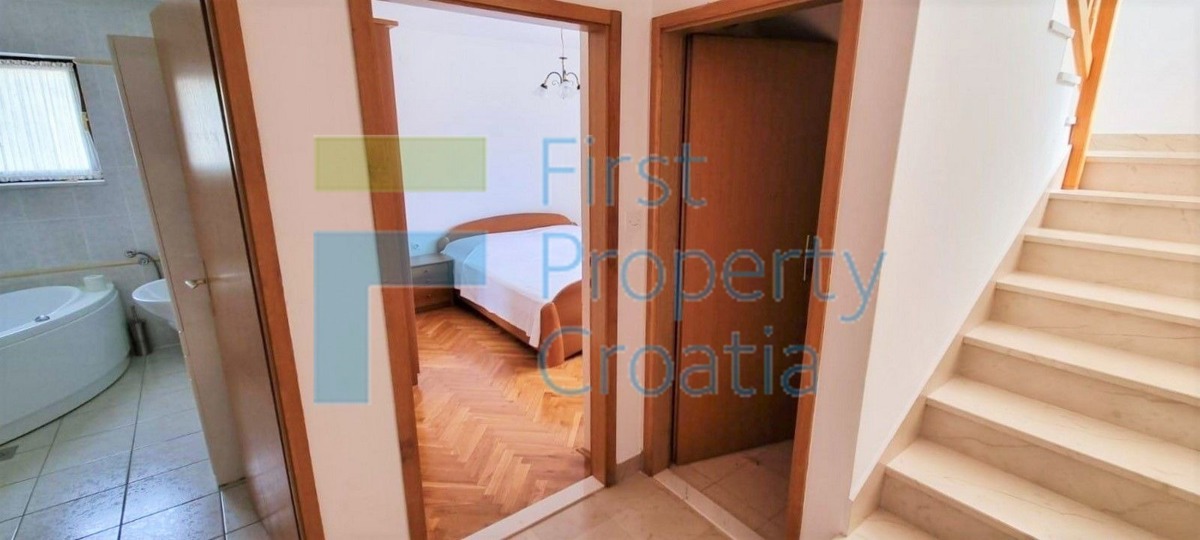 TG1632 - Kuća s dva stana, u blizini plaže, Čiovo, na prodaju