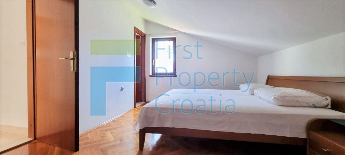 TG1632 - Kuća s dva stana, u blizini plaže, Čiovo, na prodaju