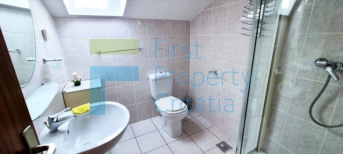 TG1632 - Kuća s dva stana, u blizini plaže, Čiovo, na prodaju