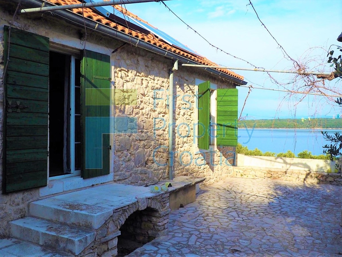 HV1602 - Casa in pietra situata a 20m dal mare, Hvar, in vendita