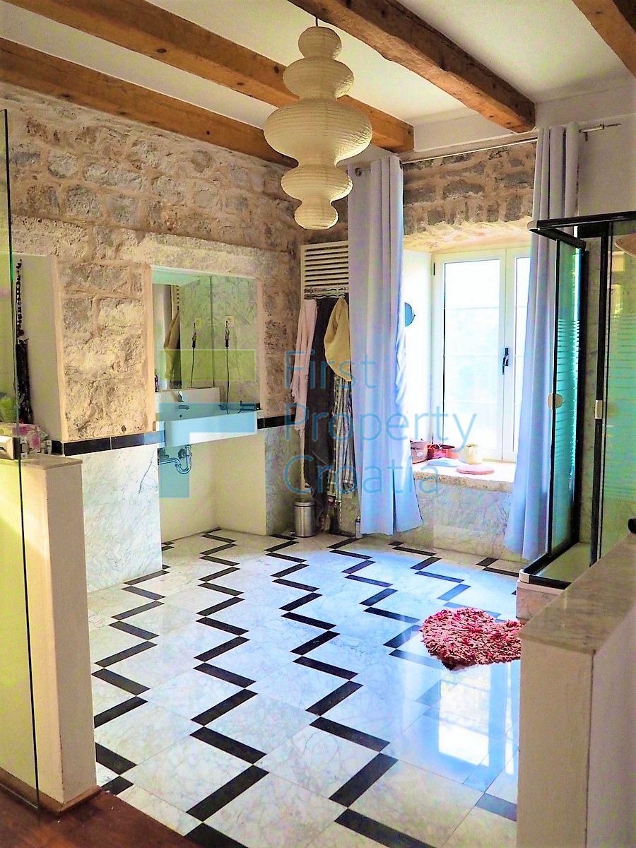 HV1602 - Casa in pietra situata a 20m dal mare, Hvar, in vendita