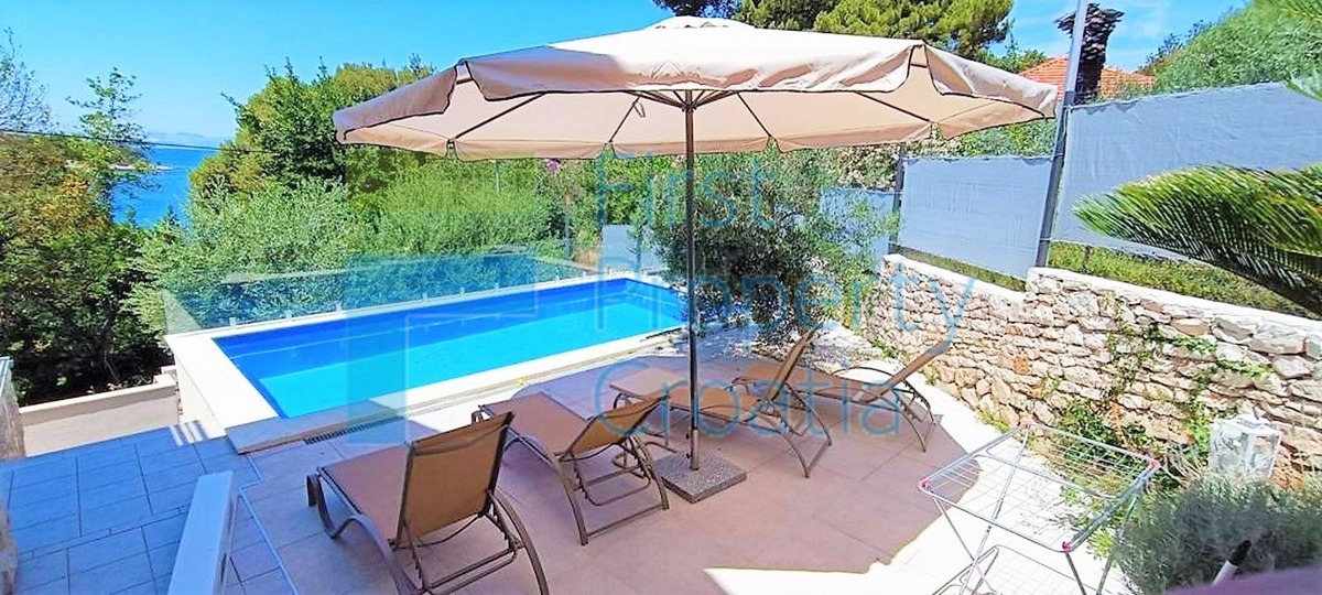 BR1641 - Villa situata a soli 65m sopra il lungomare, Brač, in vendita