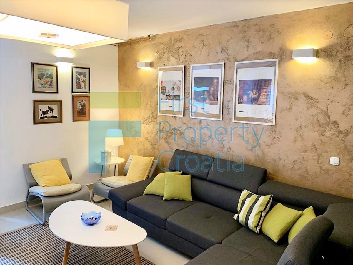 BR1641 - Villa situata a soli 65m sopra il lungomare, Brač, in vendita