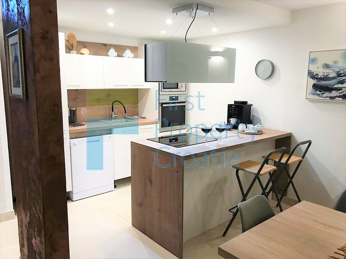 BR1641 - Villa situata a soli 65m sopra il lungomare, Brač, in vendita