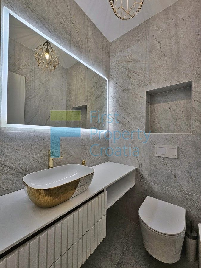 ST1630 - Luksuzno opremljena vila u predgrađu Splita, na prodaju