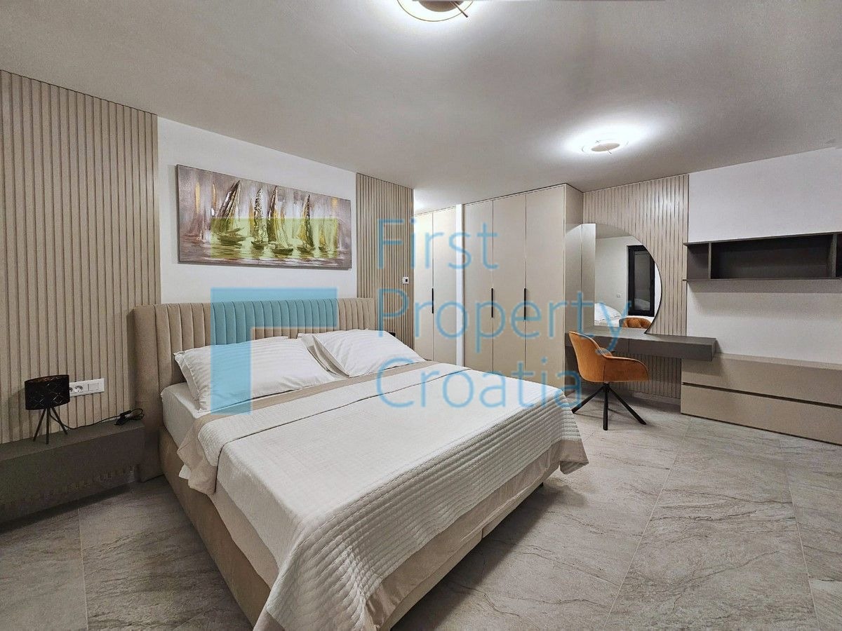 ST1630 - Luksuzno opremljena vila u predgrađu Splita, na prodaju