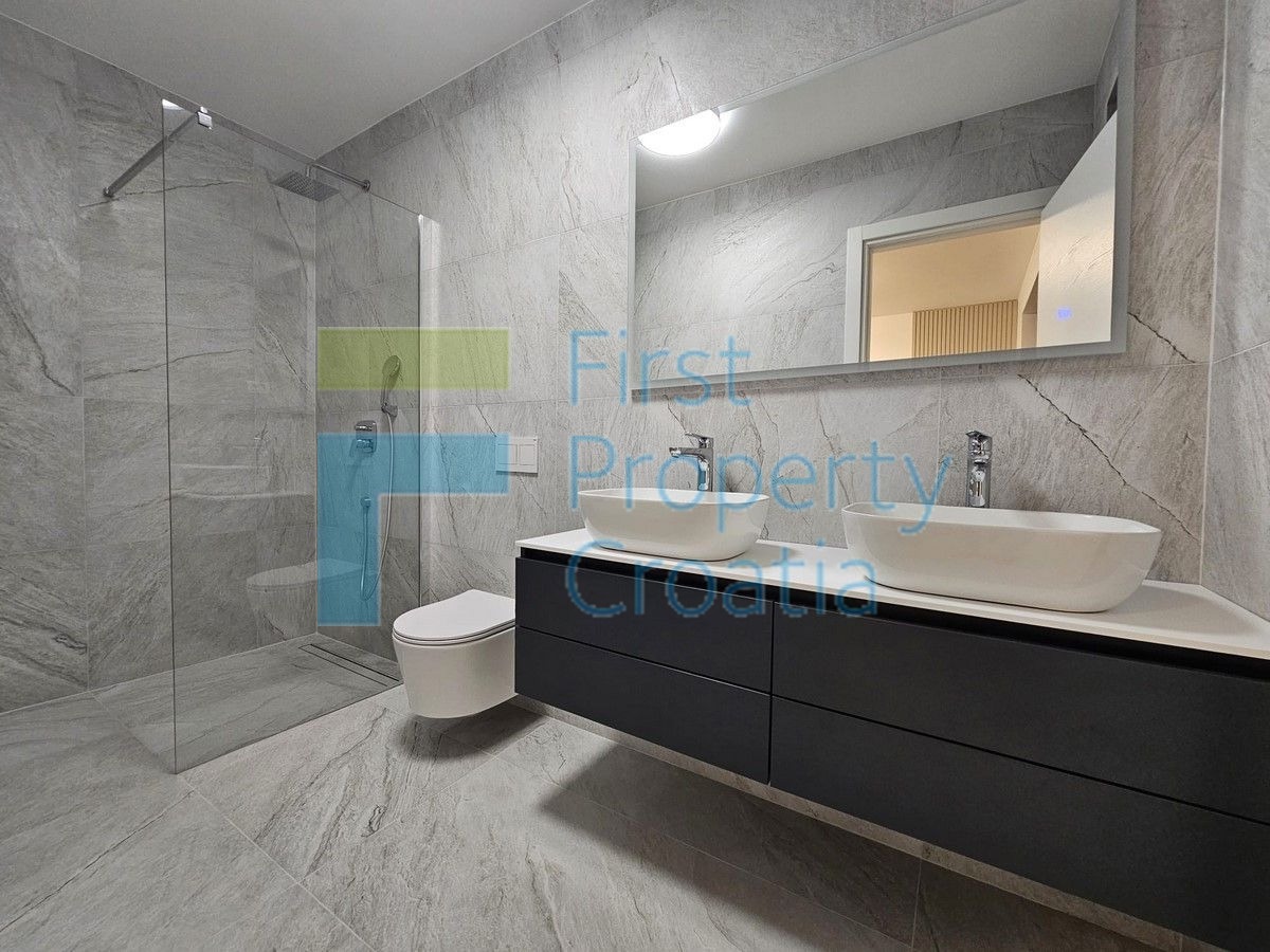 ST1630 - Luksuzno opremljena vila u predgrađu Splita, na prodaju