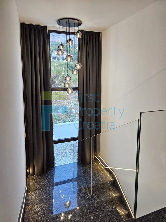 ST1630 - Luksuzno opremljena vila u predgrađu Splita, na prodaju