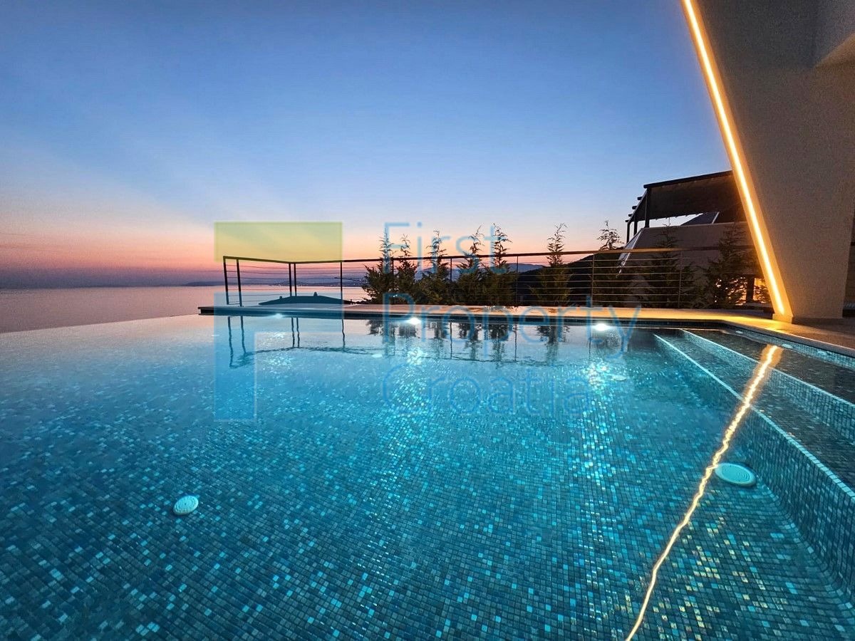 ST1630 - Luksuzno opremljena vila u predgrađu Splita, na prodaju