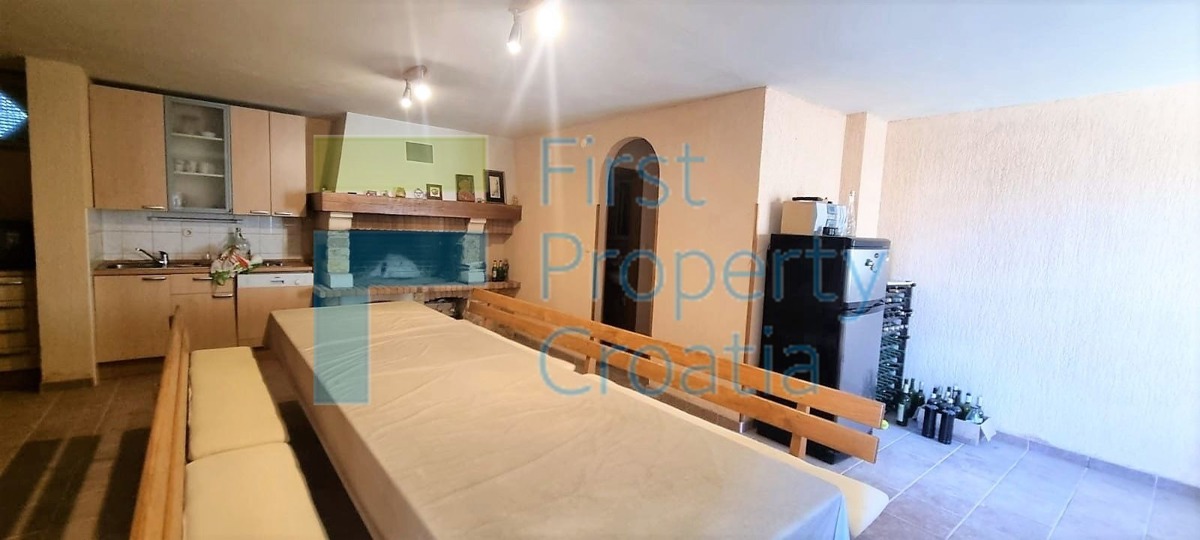 ST1666 - Villa vicino al mare alla periferia di Spalato, in vendita