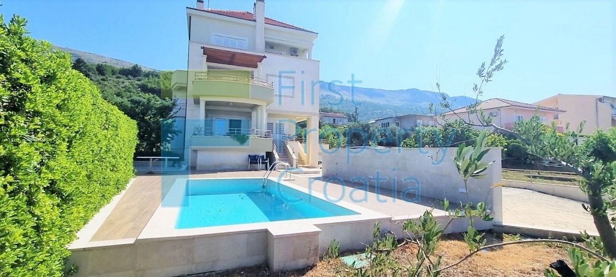 ST1666 - Villa vicino al mare alla periferia di Spalato, in vendita