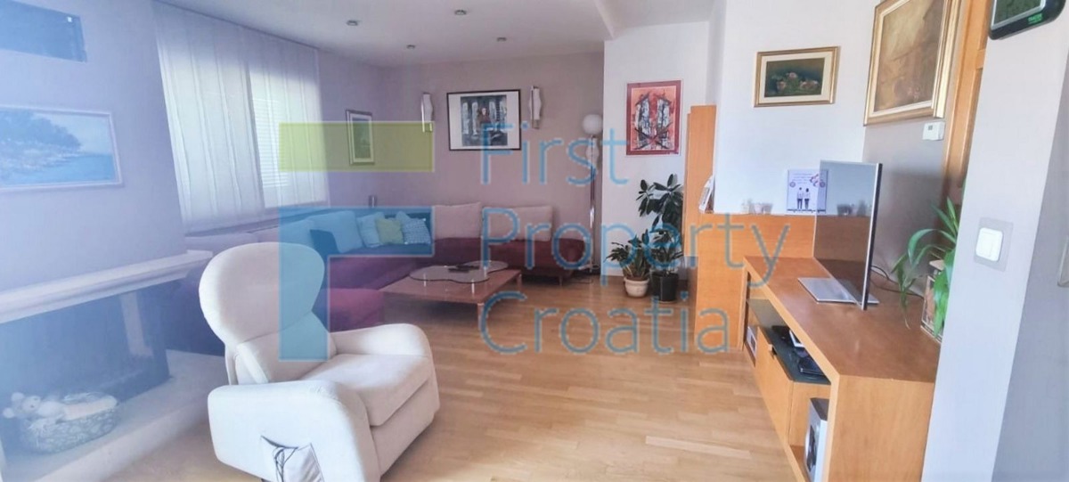 ST1666 - Villa vicino al mare alla periferia di Spalato, in vendita