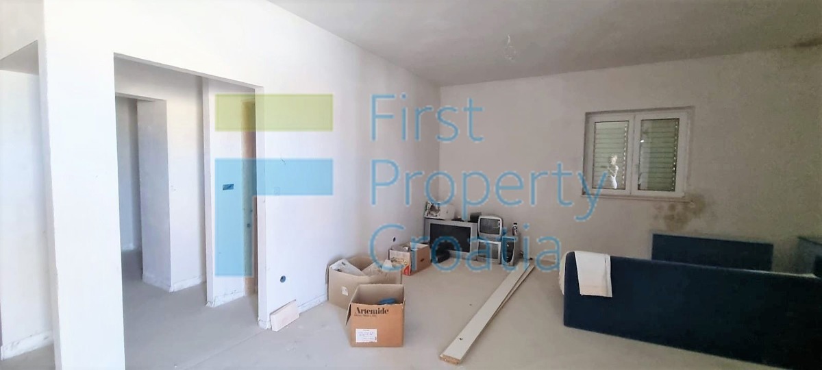 ST1666 - Villa vicino al mare alla periferia di Spalato, in vendita