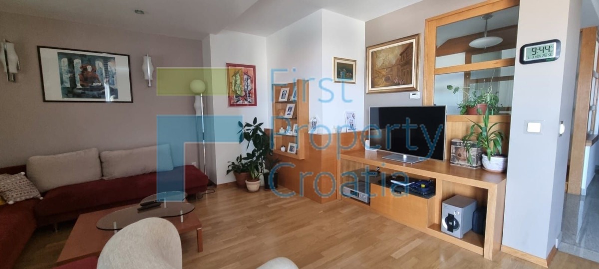 ST1666 - Villa vicino al mare alla periferia di Spalato, in vendita