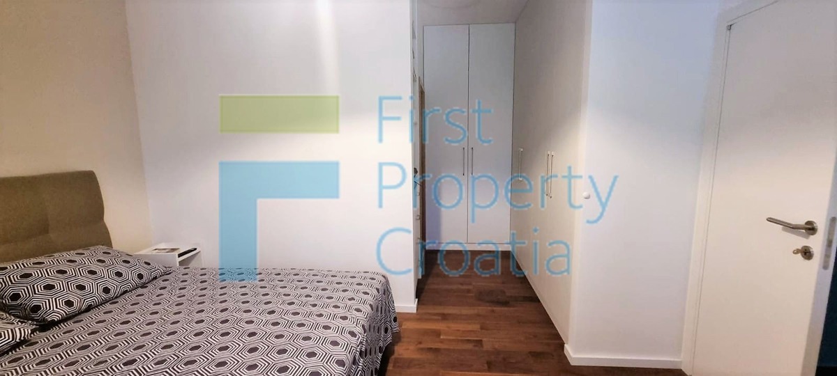 ST1666 - Villa vicino al mare alla periferia di Spalato, in vendita