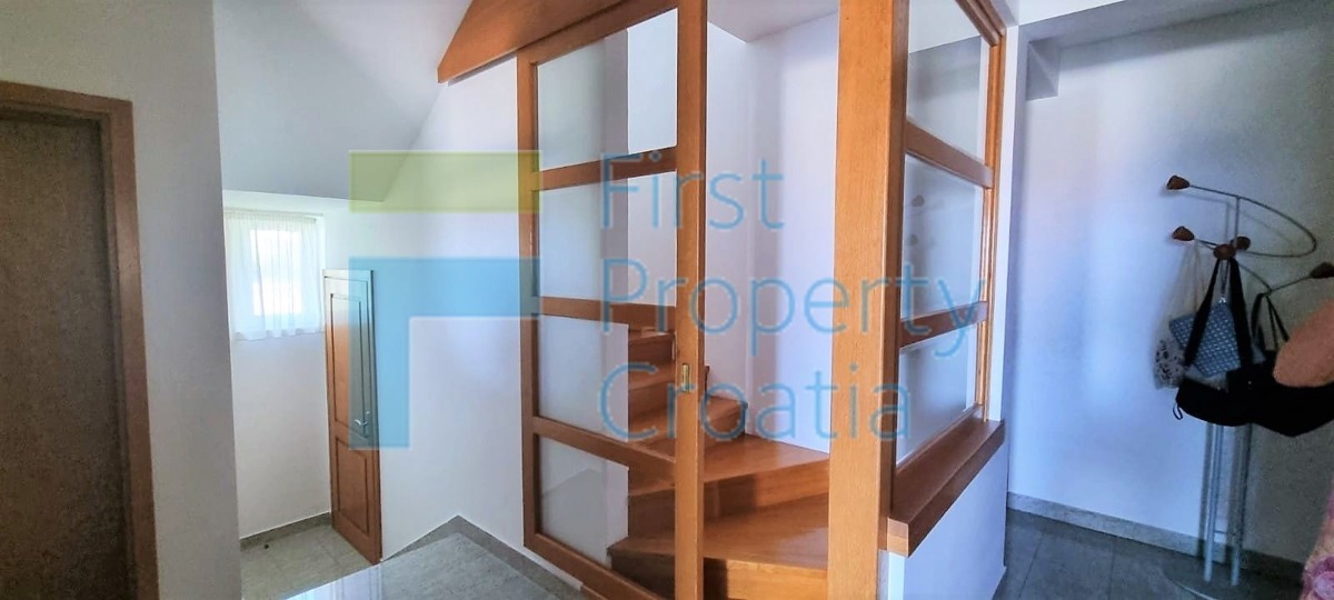 ST1666 - Villa vicino al mare alla periferia di Spalato, in vendita