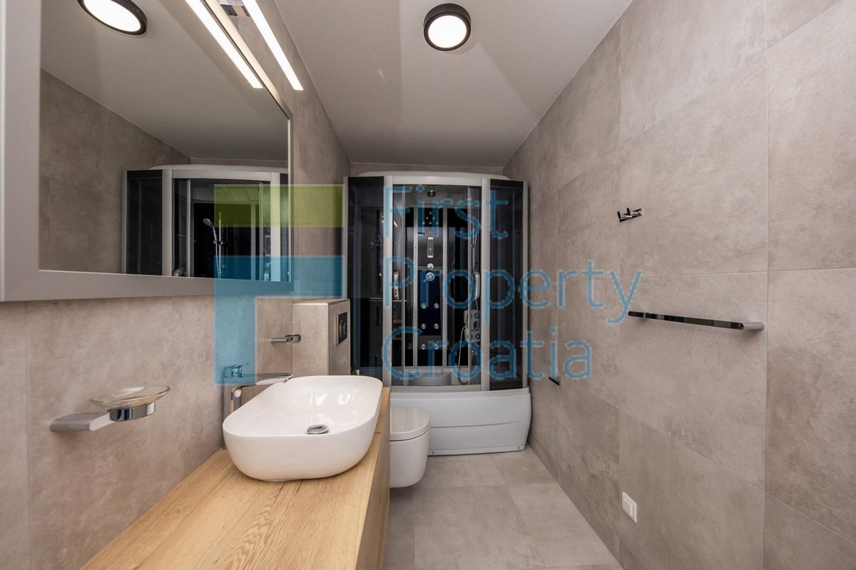 RG1276 - Villa a 50 metri dal mare, vicino a Rogoznica, in vendita