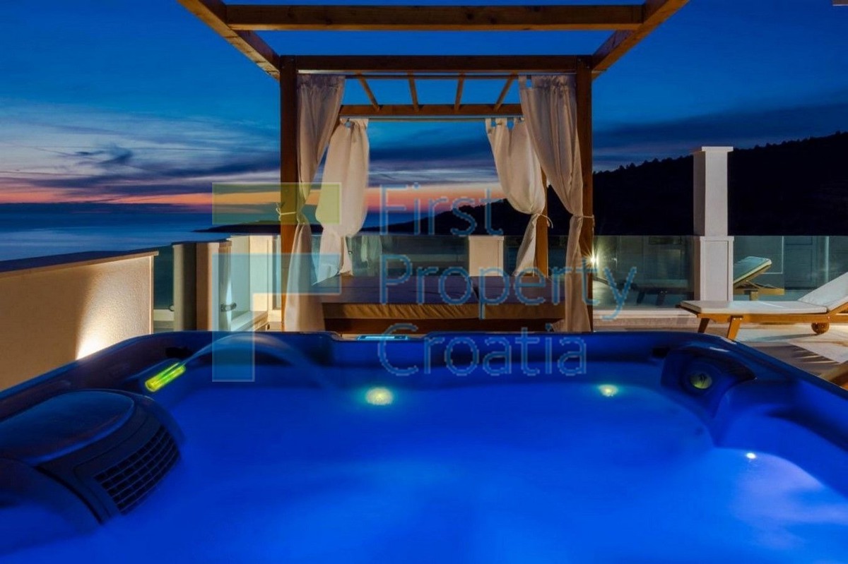 RG1276 - Villa a 50 metri dal mare, vicino a Rogoznica, in vendita