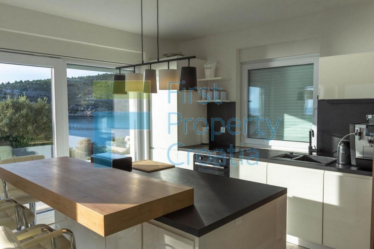 RG1276 - Villa a 50 metri dal mare, vicino a Rogoznica, in vendita