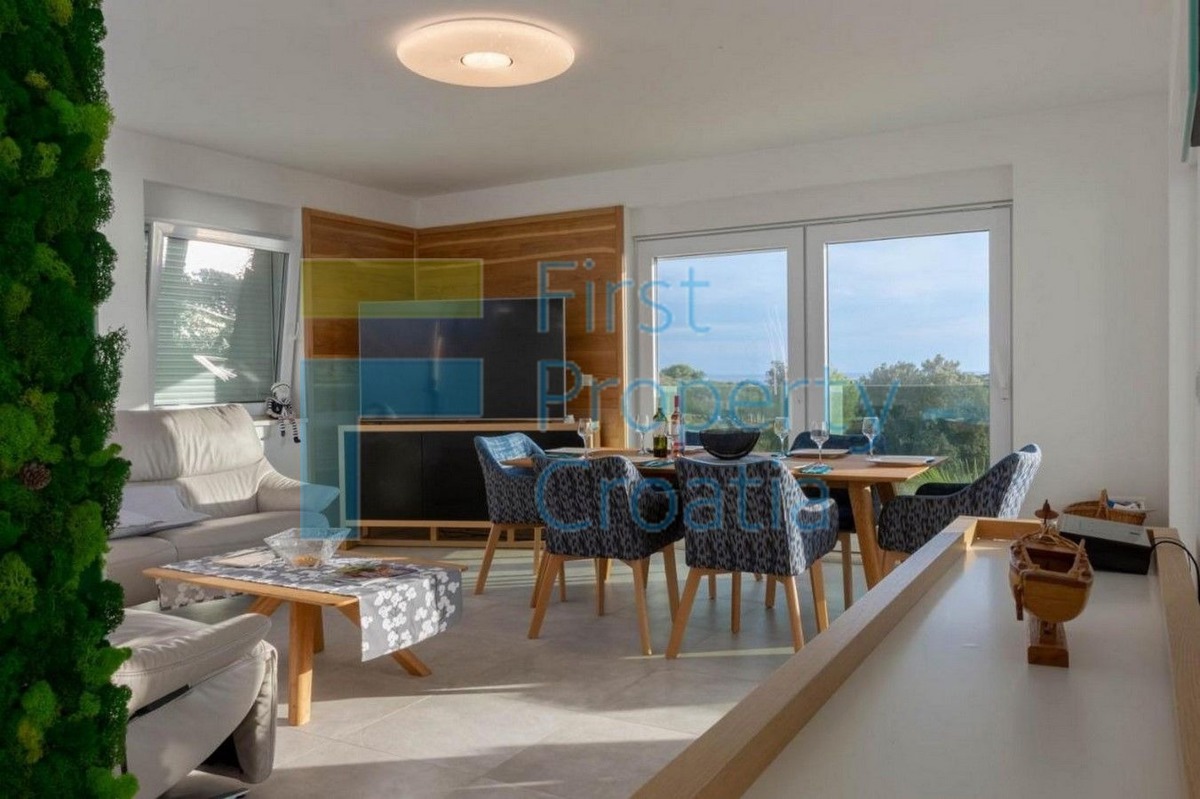 RG1276 - Villa a 50 metri dal mare, vicino a Rogoznica, in vendita