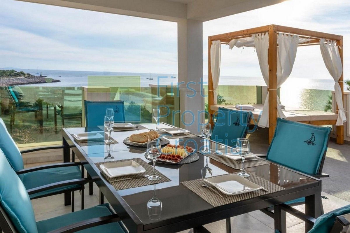 RG1276 - Villa a 50 metri dal mare, vicino a Rogoznica, in vendita