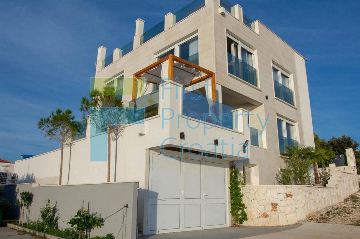 RG1276 - Villa a 50 metri dal mare, vicino a Rogoznica, in vendita