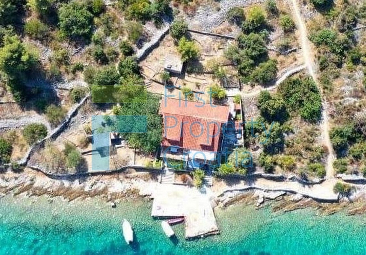 TG1682 - Kuća u prvom redu do mora, na otoku blizu Trogira, na prodaju