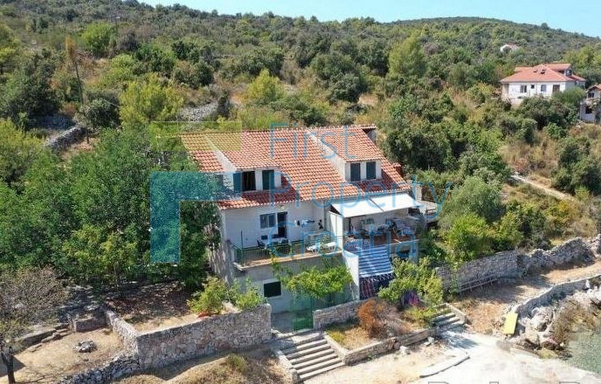 TG1682 - Kuća u prvom redu do mora, na otoku blizu Trogira, na prodaju