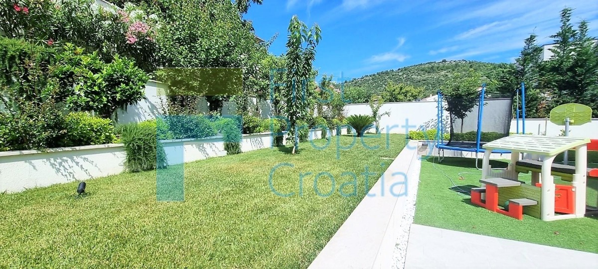 TG1665 – Ville con vista panoramica, vicino a Trogir, in vendita