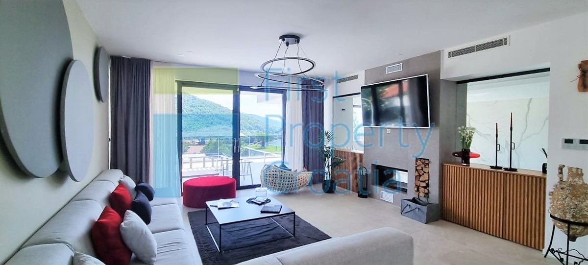 TG1665 – Ville con vista panoramica, vicino a Trogir, in vendita