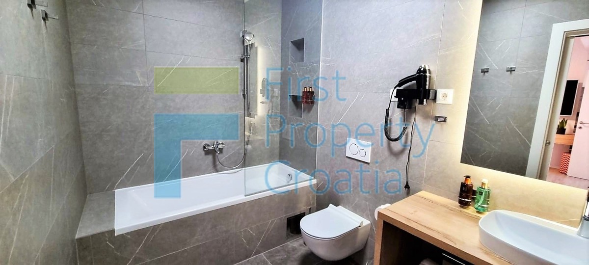 TG1665 – Ville con vista panoramica, vicino a Trogir, in vendita