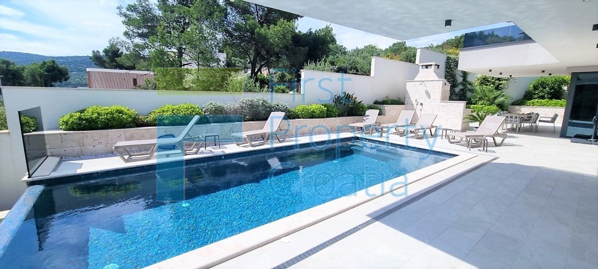 TG1665 – Ville con vista panoramica, vicino a Trogir, in vendita