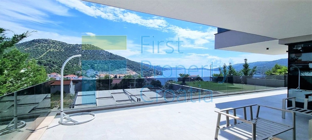 TG1665 – Ville con vista panoramica, vicino a Trogir, in vendita
