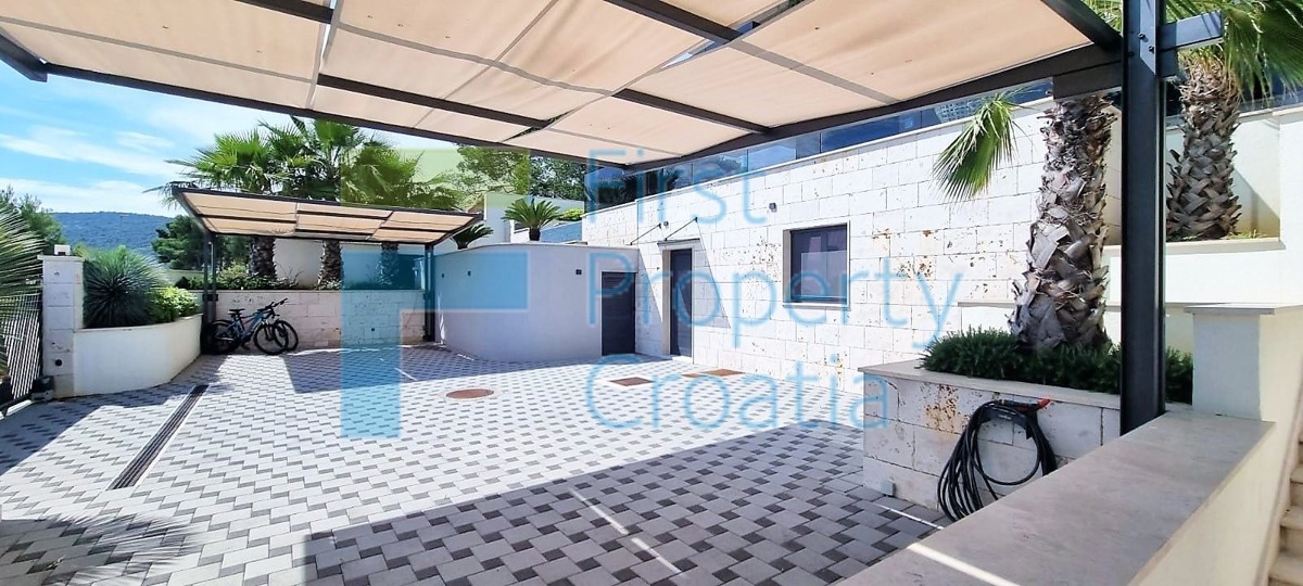 TG1665 – Ville con vista panoramica, vicino a Trogir, in vendita