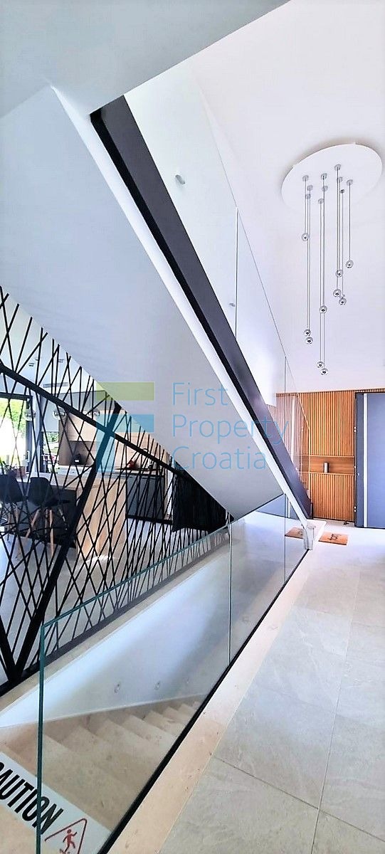 TG1665 – Ville con vista panoramica, vicino a Trogir, in vendita