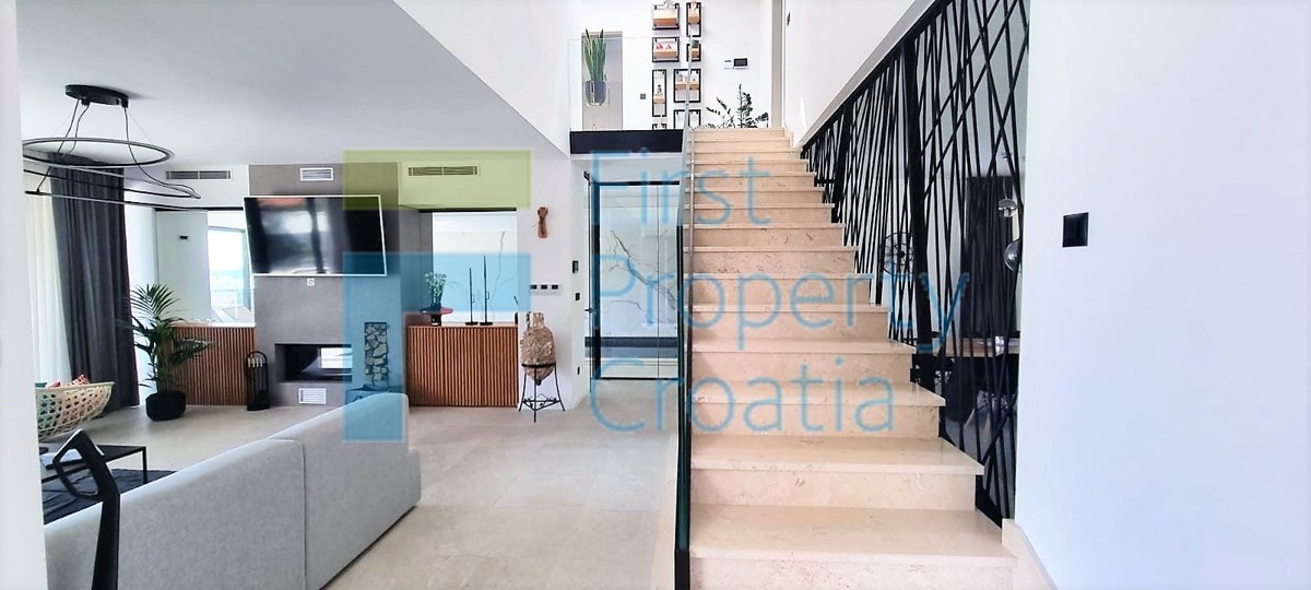 TG1665 – Ville con vista panoramica, vicino a Trogir, in vendita