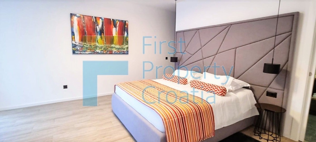 TG1665 – Ville con vista panoramica, vicino a Trogir, in vendita