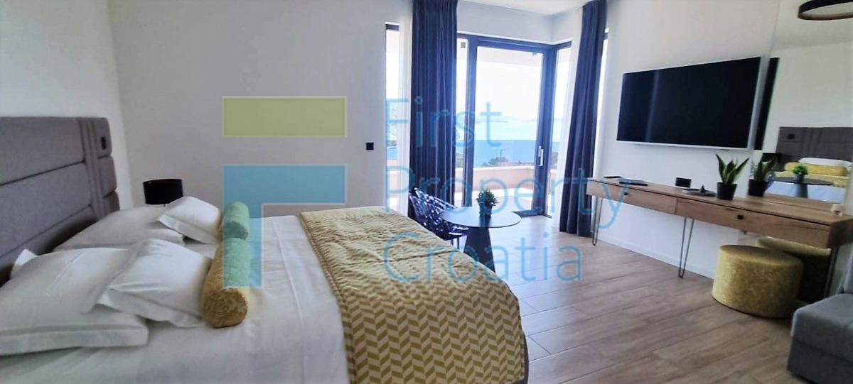 TG1665 – Ville con vista panoramica, vicino a Trogir, in vendita