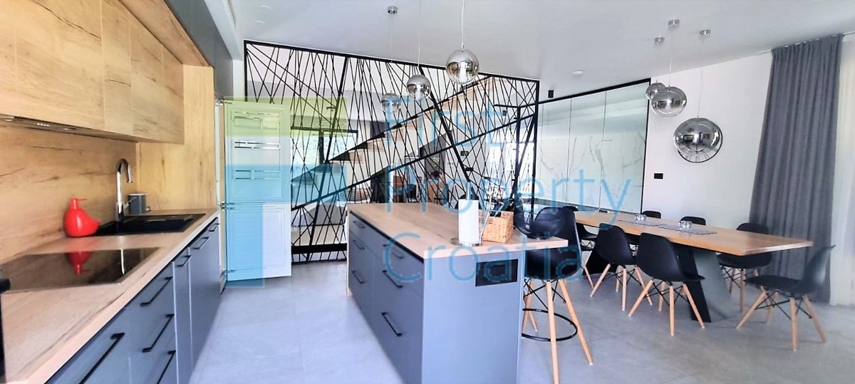 TG1665 – Ville con vista panoramica, vicino a Trogir, in vendita