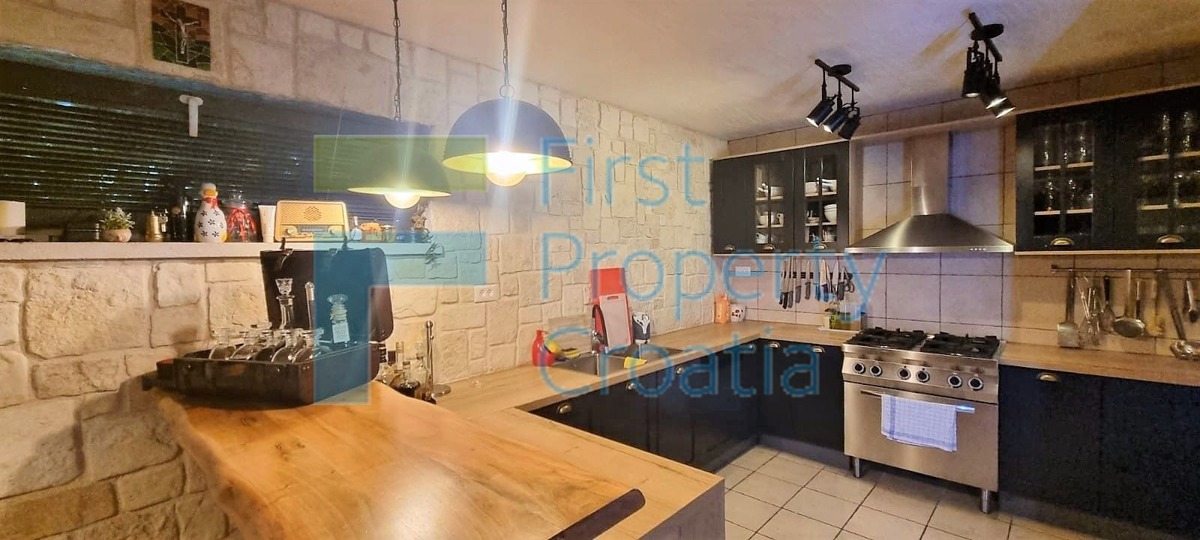 TG1665 – Ville con vista panoramica, vicino a Trogir, in vendita