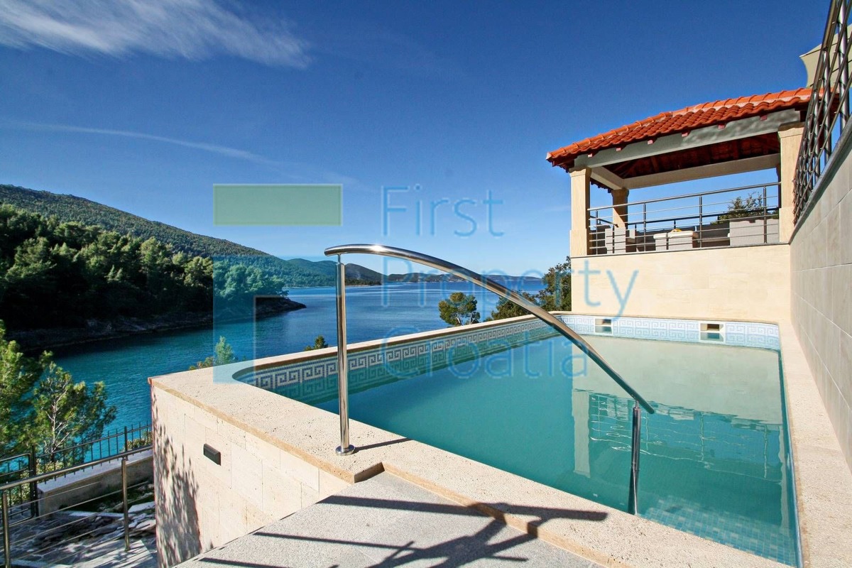 KO1626 – Villa fronte mare in ottima posizione, Korčula, in vendita