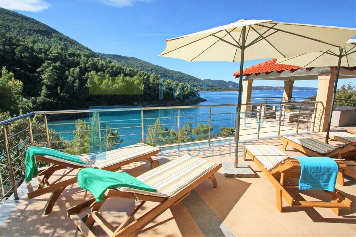 KO1626 – Villa fronte mare in ottima posizione, Korčula, in vendita