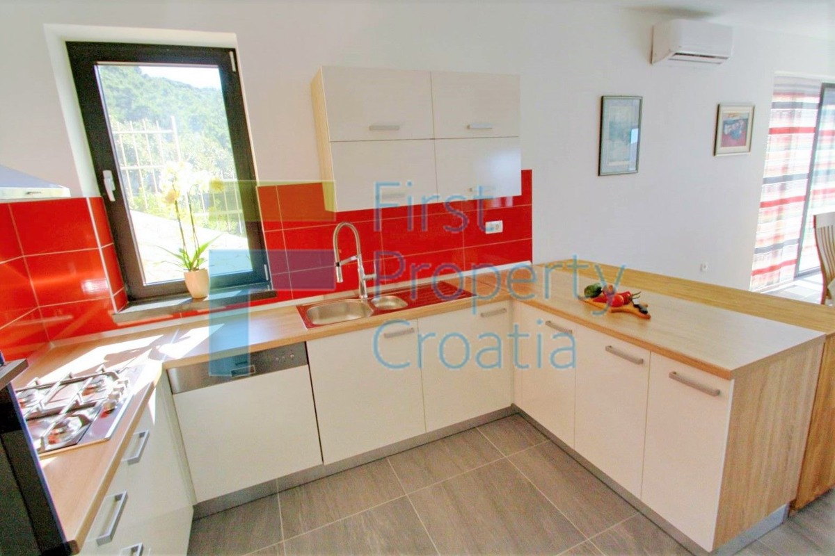 KO1626 – Villa fronte mare in ottima posizione, Korčula, in vendita