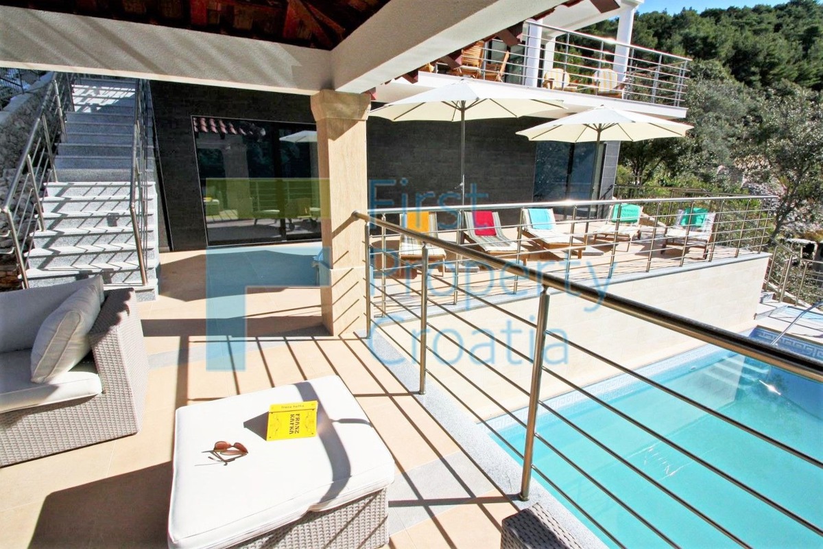 KO1626 – Villa fronte mare in ottima posizione, Korčula, in vendita