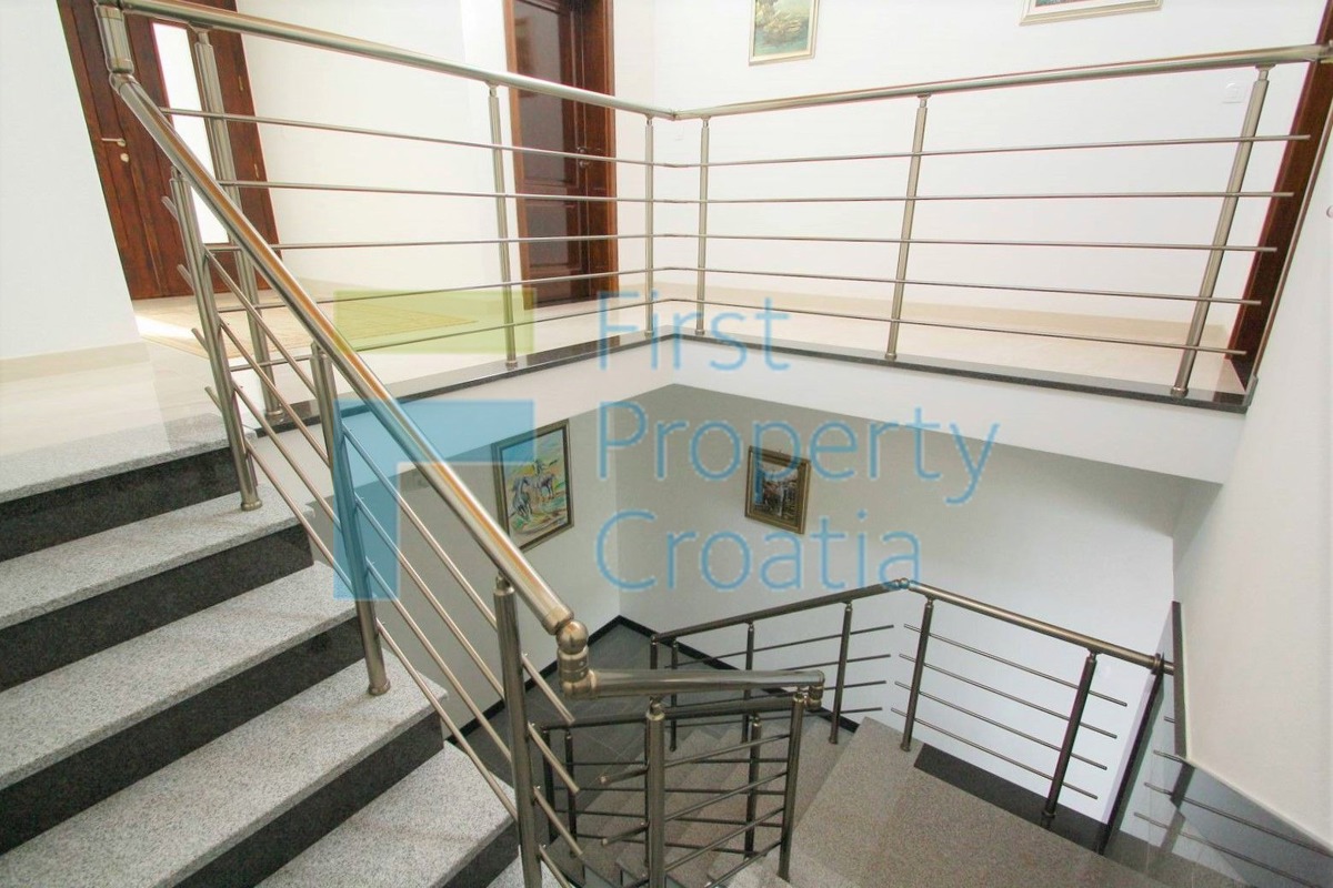 KO1626 – Villa fronte mare in ottima posizione, Korčula, in vendita