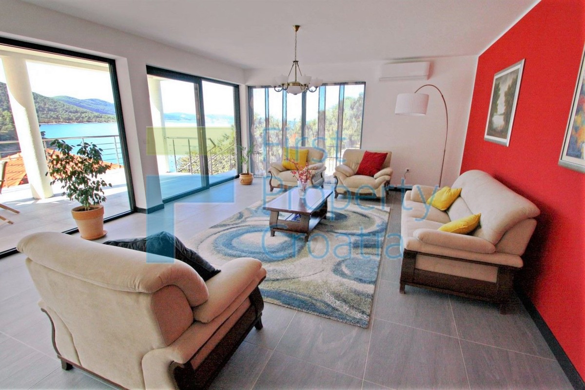 KO1626 – Villa fronte mare in ottima posizione, Korčula, in vendita